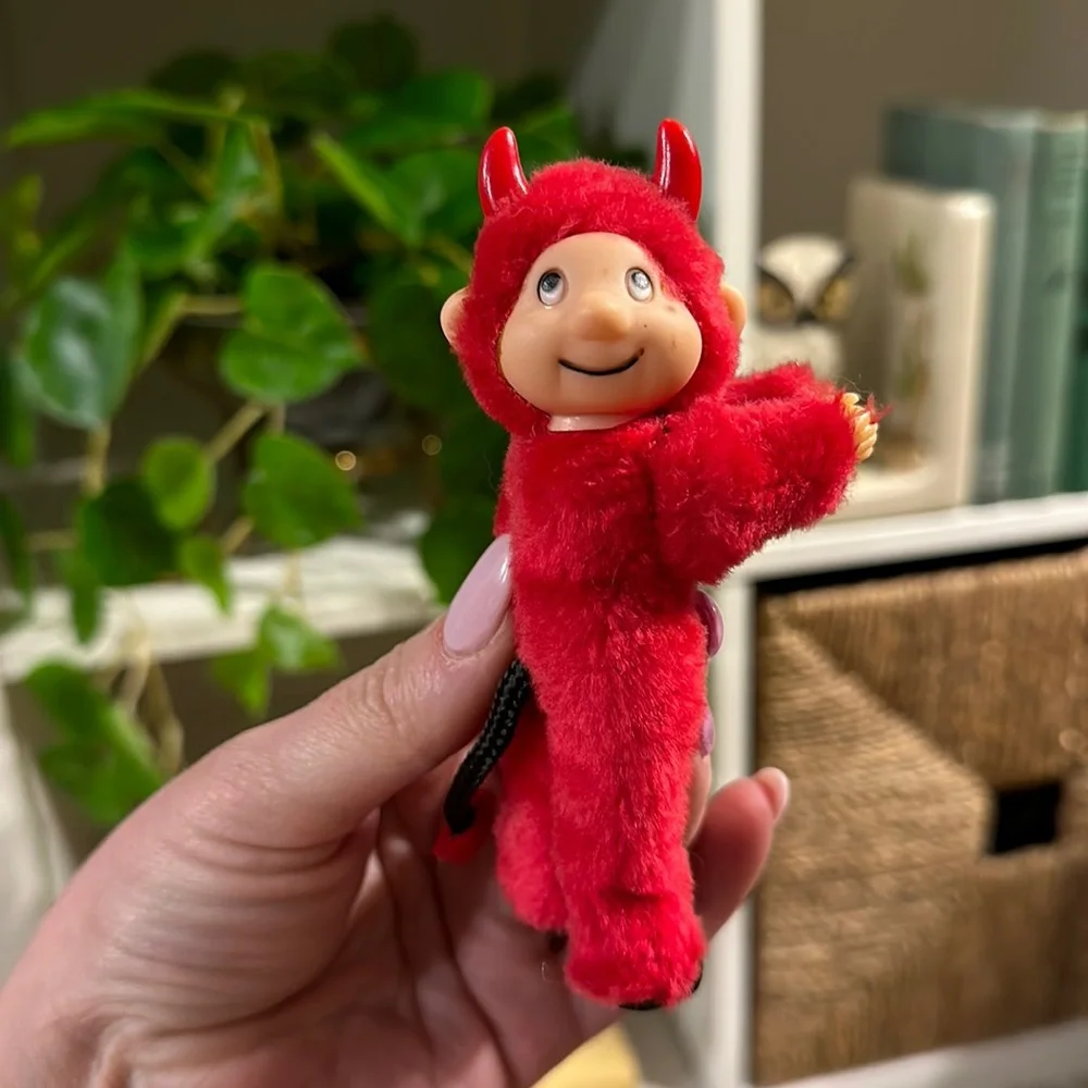 😈 Vintage Little Devil Hugging Clip – Adorable Retro Charm